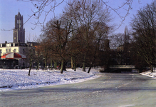 602010 Gezicht op de bevroren Stadsbuitengracht te Utrecht met op de achtergrond de Herenbrug en links het plantsoen ...